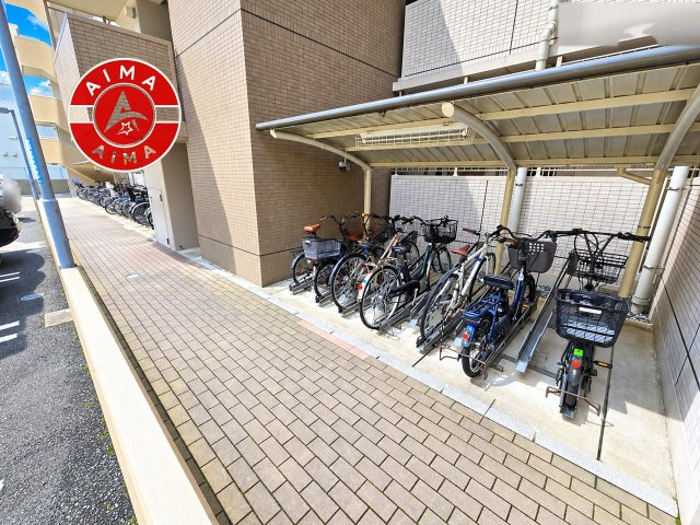 アルファライフ博多1002の駐輪場|屋根付きの駐輪場で、自転車を雨から守れます。