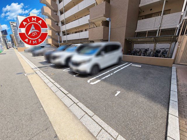 アルファライフ博多1002の駐車場|駐車場が敷地内にあるため、防犯面でも安心してお車をご利用いただけます。
