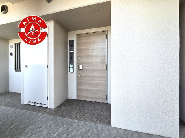 アルファライフ博多1002の玄関|ゆとりある玄関スペースでシューズボックスもつき収納充実！