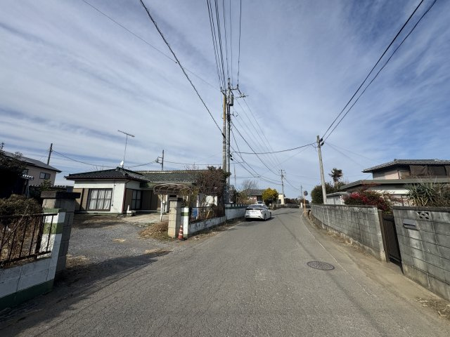 -三丁目不動産-　深谷市岡部　平屋中古戸建の前面道路含む現地写真