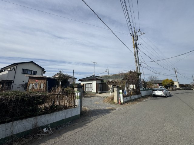 -三丁目不動産-　深谷市岡部　平屋中古戸建の前面道路含む現地写真