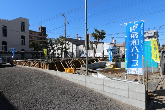【FIT】東大和市新堀１期の外観|並列２台駐車可能なカースペース（車種によります）。セカンドカー用として、自転車置き場や物置場として、お子様の遊ぶスペースとして、ゆとりある敷地だからこそ可能な多用途にご利用いただけます。
