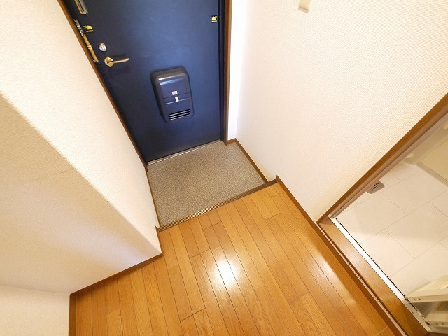 プレステージ富雄の玄関|明るい玄関です