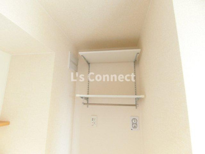 【玄関】 | Ｄ’ｒｏｏｍ八乙女中央Ｄ棟 | 洗濯機置き場の上にも棚があります。