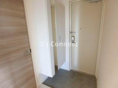 【その他】 | Ｄ’ｒｏｏｍ八乙女中央Ｄ棟 | 背の高い下駄箱には鏡付きで身だしなみチェック。