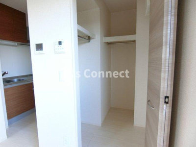 【収納】 | Ｄ’ｒｏｏｍ八乙女中央Ｄ棟 | ウォークインクローゼットでお荷物もすっきり収納。