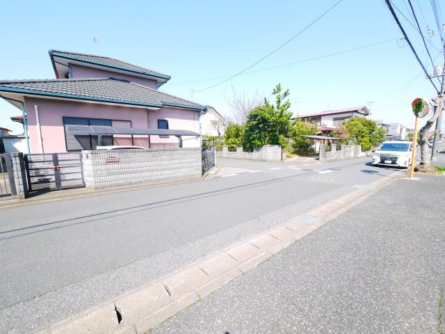 大網白里市南飯塚  中古戸建の前面道路含む現地写真|平成8年1月築 都市ガス上下水 駐車2台可  フードプラザハヤシ徒歩約8分 閑静な分譲地