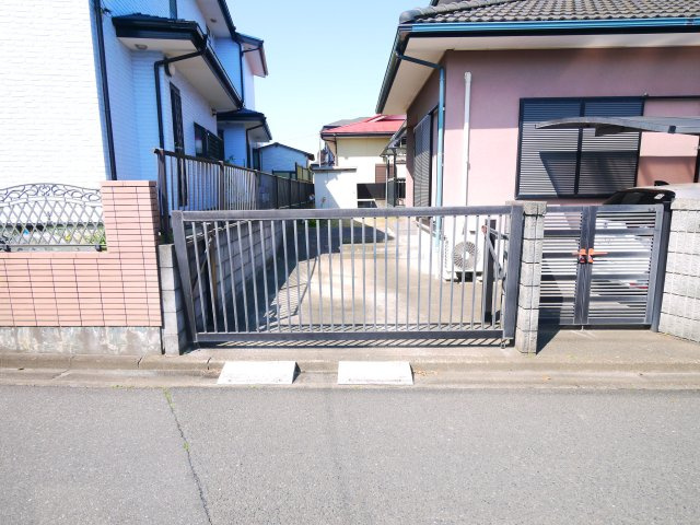 大網白里市南飯塚  中古戸建の駐車場|平成8年1月築 都市ガス上下水 駐車2台可  フードプラザハヤシ徒歩約8分 閑静な分譲地
