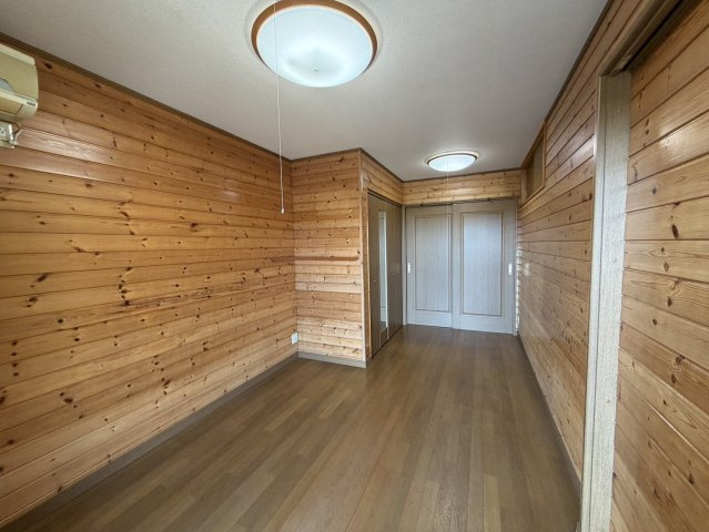 土地500㎡超！今里町倉庫付き平家♪ICから2分！の洋室|明るい洋室です