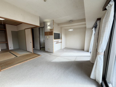 【居間・リビング】 | サンステージ衣笠　売マンション | LDKと和室併せて約21帖の広々空間。