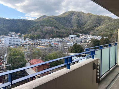 【展望】 | サンステージ衣笠　売マンション | リビング側（西側）バルコニーからの眺望。綺麗な山並みを望めます♪