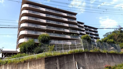 【外観】 | サンステージ衣笠　売マンション | 緑に囲まれた心落ち着く立地です♪