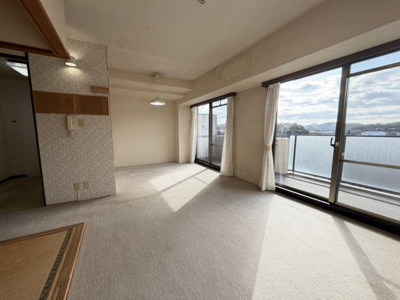 【居間・リビング】 | サンステージ衣笠Ａ棟2階 | 広々バルコニーに面した明るいLDK15帖。