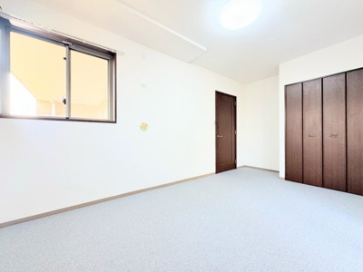 【洋室】 | レイディアント鷺沼東 | ◆二面採光で、陽差しを長時間受ける事が出来る暖かい室内です。もちろんペアガラスなので、遮音性にも優れ、結露も発生しにくい構造。サッシ周りのカビが発生しにくくなります。