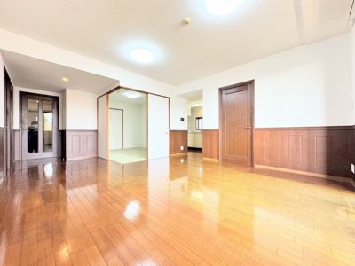 【居間・リビング】 | レイディアント鷺沼東 | ◆ご家族の会話がはずむ、開放的なＬＤＫです。休日はお陽さまの光をたっぷりととりこめるぽかぽかリビングで過ごしませんか？