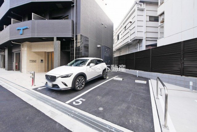 セレニテ難波ミラク参番館の駐車場