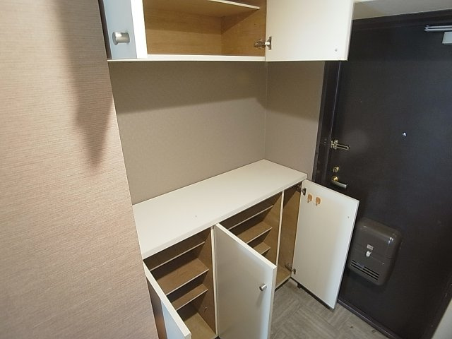 ブエナビスタ神戸ノースの玄関|シューズＢＯＸは上下ございます