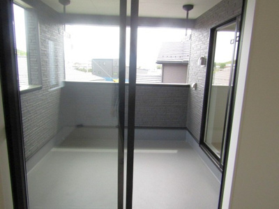 【バルコニー】 | クレイドルガーデン甲斐市志田第2　3号棟 | 外からの目が気にならないバルコニーで洗濯物が干せます