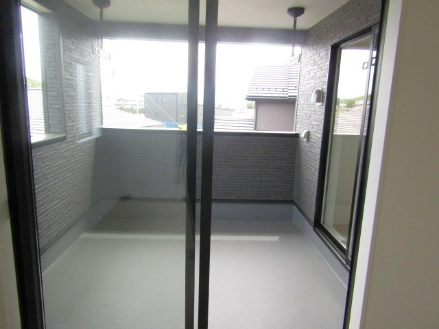 【バルコニー】 | クレイドルガーデン甲斐市志田第2　3号棟 | 外からの目が気にならないバルコニーで洗濯物が干せます