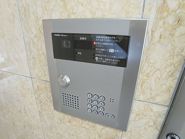 ラムール鈴蘭台のセキュリティ|カラーＴＶモニターフォン連動のオートロック付き