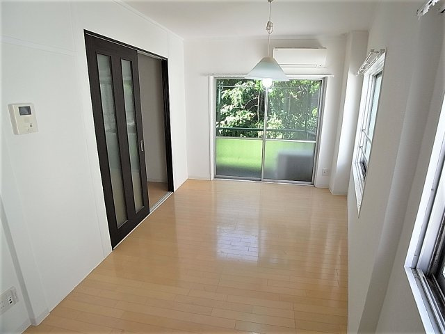 ラムール鈴蘭台の居間・リビング|窓が多く採光、風通し良好