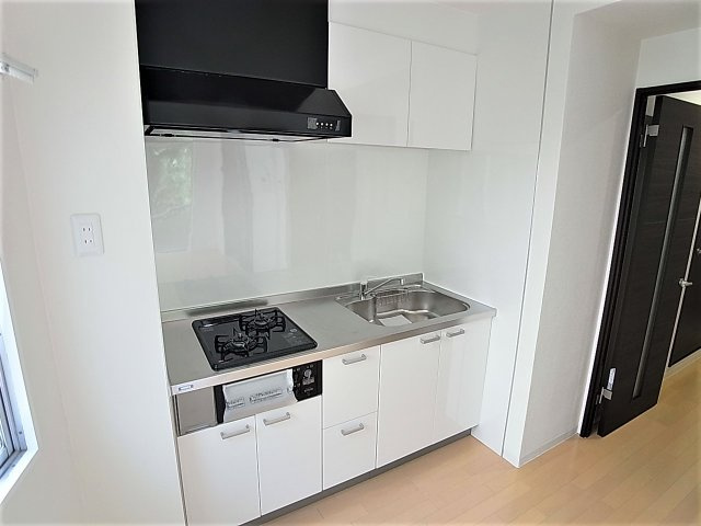 ラムール鈴蘭台のキッチン|システムキッチン、ガス2口コンログリル付き