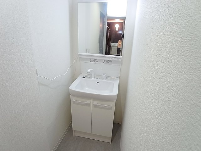 ラムール鈴蘭台の洗面所|シャワー付きの独立洗面台