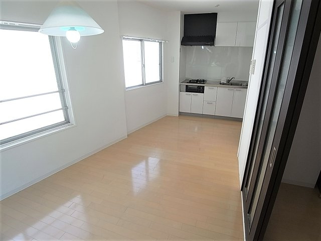 ラムール鈴蘭台の居間・リビング|開放感の有る明るいリビング