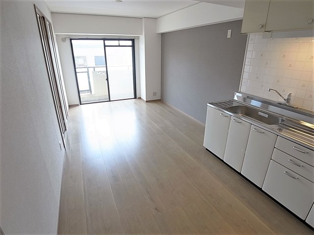 神戸市北区南五葉２丁目の賃貸マンションの居間・リビング|リビングは１０帖以上で使いやすいです