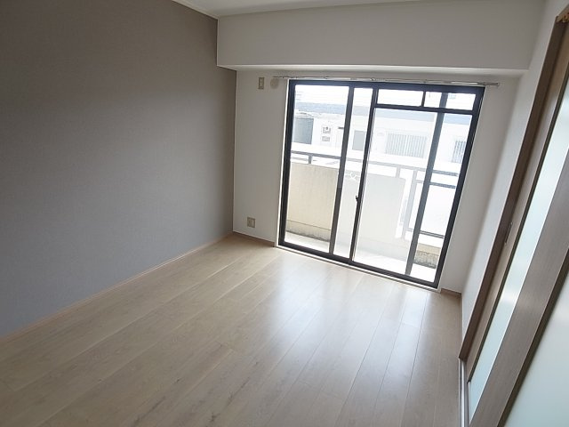 神戸市北区南五葉２丁目の賃貸マンションの洋室|バルコニーからの採光で明るい洋室