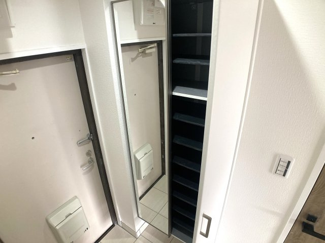 ウィングパレスの玄関|玄関には鏡付きの大きな靴箱有ります