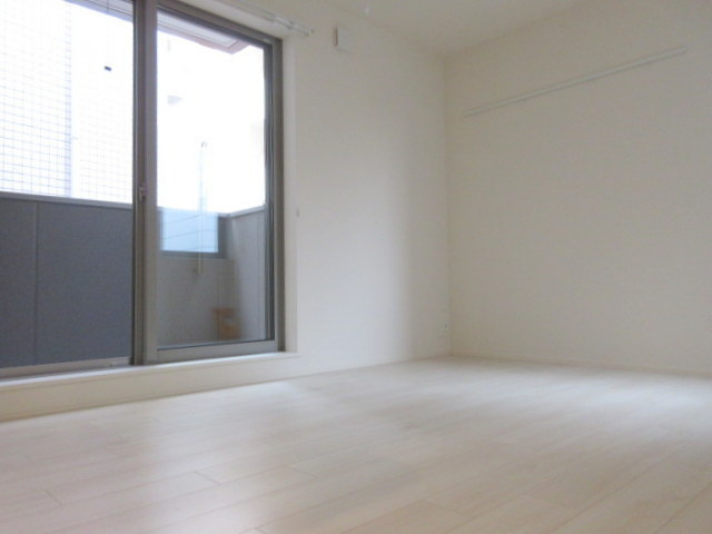 シャンス根岸ノースコートの居間・リビング|キレイなフローリングのお部屋です