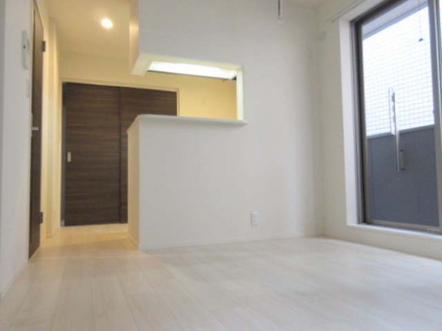シャンス根岸ノースコートの居間・リビング|キレイなフローリングのお部屋です