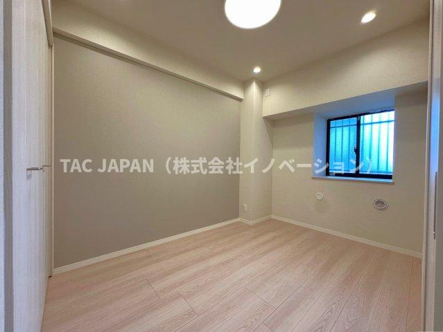 サンクレイドルレヴィール池袋の洋室|ベッドや机などを置いても大きなクローゼットでスッキリお使いいただける洋室（約4.7帖）。全てのお部屋に収納がありエアコンも設置できるので広さを問わず快適にお過ごしいただけます。