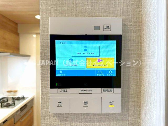サンクレイドルレヴィール池袋の防犯設備|【モニター付きオートロック】
来訪者をリビングから確認できエントランスの開錠ができるオートロックは現代防犯の要ですね。