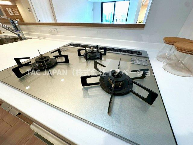 サンクレイドルレヴィール池袋のキッチン|【ガラストップ3口コンロ】
焼物を作りながら炒め物や煮込みも同時に調理！お調理の幅が広がる3口コンロ（お手入れ楽々ガラストップタイプ）。