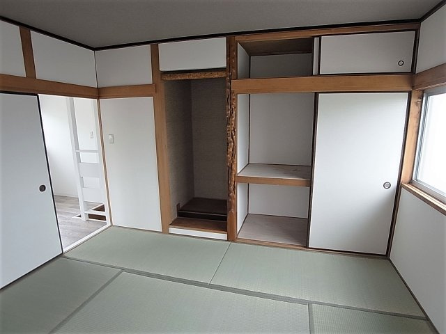 鈴蘭台東町３丁目貸家Ⅲの収納|収納もある明るい２階和室部分