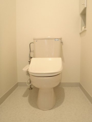 【トイレ】 | 藤和三鷹ホームズ | ウォシュレット付き　手洗いは別途トイレ内にあります。