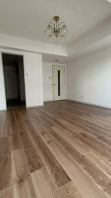 【居間・リビング】 | 藤和三鷹ホームズ | 西向きバルコニーからの山々の風景　ちょうど目の前が建物が抜けていて青空が見え、遠くに山々が見えます。眺望はよいです。