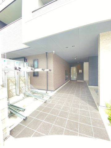 リアコート千里丘INORTHのエントランス