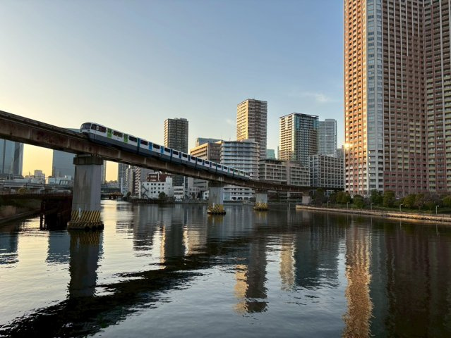 【スタッフおすすめポイント！】周辺には水辺を見渡すスポットもあり、水面に映る電車や街並みの景色が日常に癒しを与えてくれます。