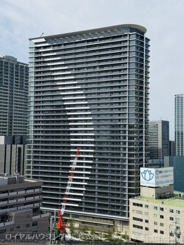 【29F：スカイラウンジ(バーカウンター)】バーカウンターを備えた「スカイラウンジ」を29階に配置。レインボーブリッジ方面の壮大な眺望のもとゆったりと寛げる空間です。