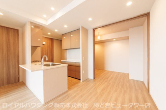LDと5帖洋室。2枚引込戸で生活に合わせて流動的にご利用いただける間取りです。