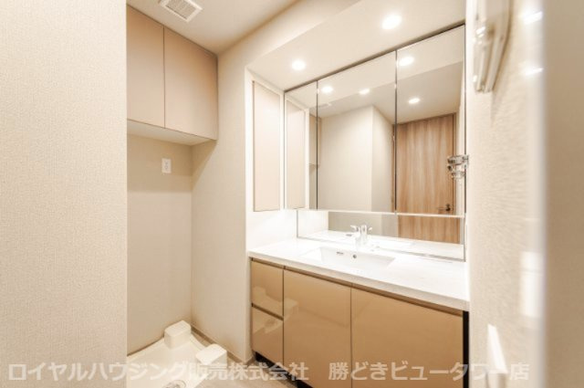 ハンスグローエ社製水栓採用の洗面化粧台