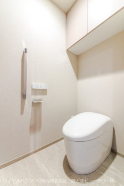 上質感溢れるタイル張り仕上げのトイレスペース
