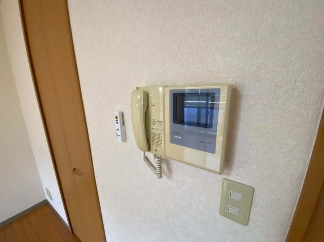 カサフローラのセキュリティ|TVモニター付きインターフォンは相手の顔が確認できるので安心ですね♪
※写真は別号室
