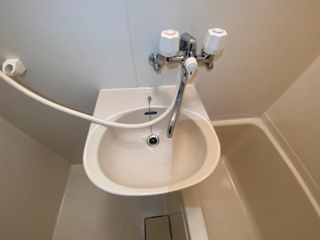 カサフローラの洗面所|お風呂の隣に洗面器があるので、すぐ顔が洗えます♪
※写真は別室です
