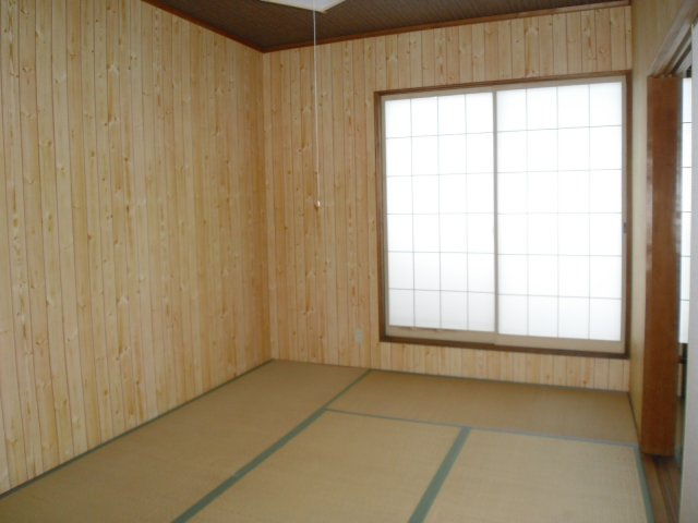 サンシャイン大沢野の和室|西向きの明るいお部屋です