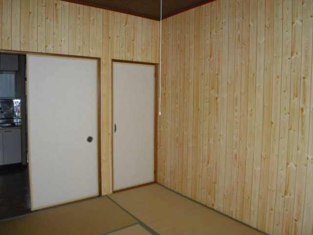 サンシャイン大沢野の和室|半間の収納あります