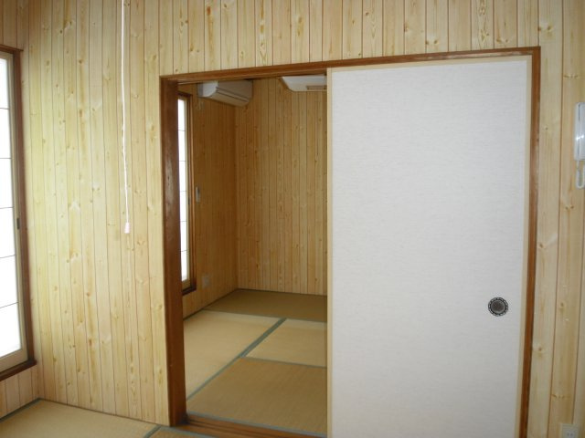 サンシャイン大沢野の和室|6畳・4.5畳は仕切られいますが襖を開ければ行き来できます